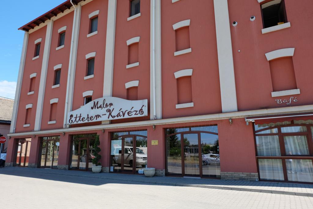 Malom Club Panzio Bed and Breakfast Baja Εξωτερικό φωτογραφία